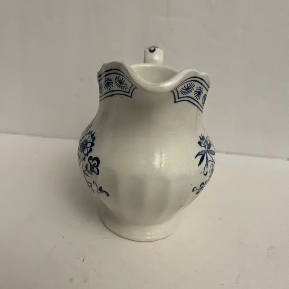 VINTAGE BLUE NORDIC J & G MEAKIN ENGLAND CLASSIC WHITE CREAMER PITCHER